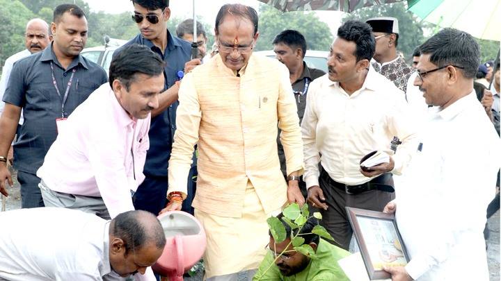 मुख्यमंत्री श्री चौहान ने जन-प्रतिनिधियों के साथ किया पौध-रोपण